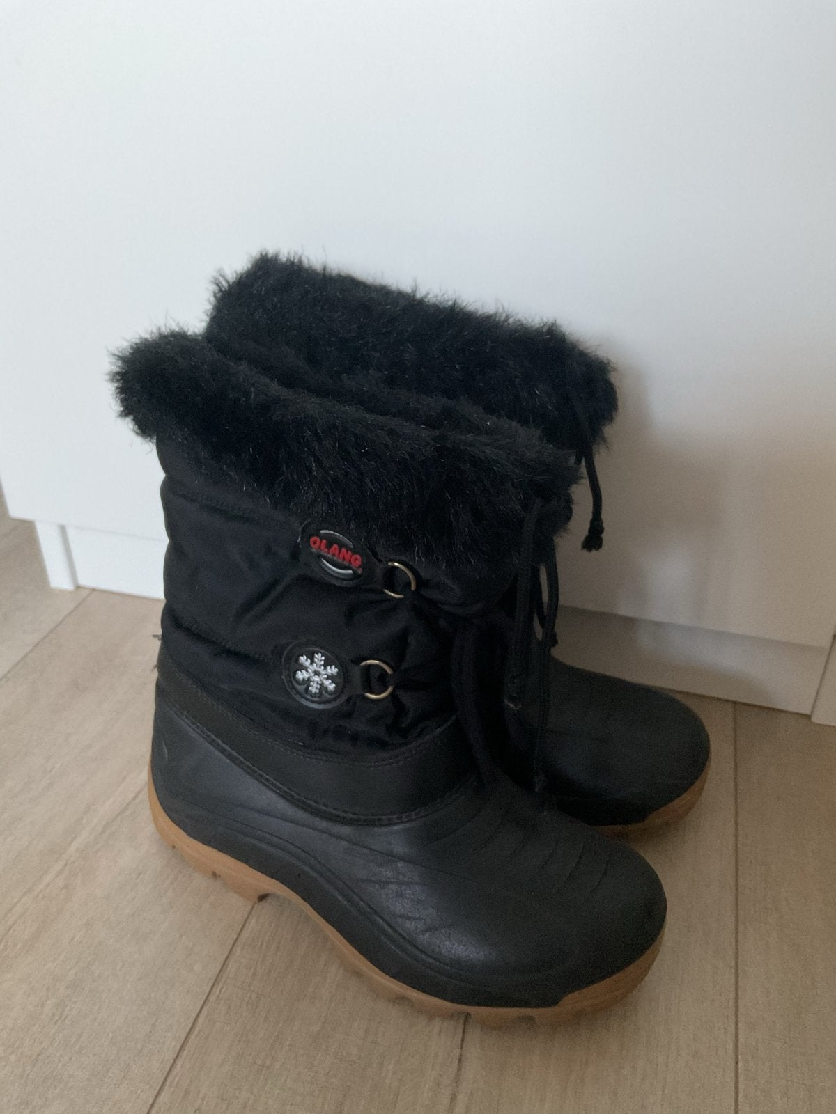 Olang Snowboots/skilaarsen met bontrand.Maat 33/34 - Zwart, Ophalen of Verzenden, Zo goed als nieuw, Jongen of Meisje, Laarzen