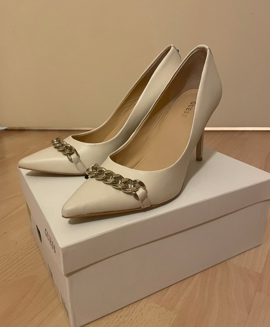 Guess pumps creme maat 39, Ophalen of Verzenden, Zo goed als nieuw, Beige
