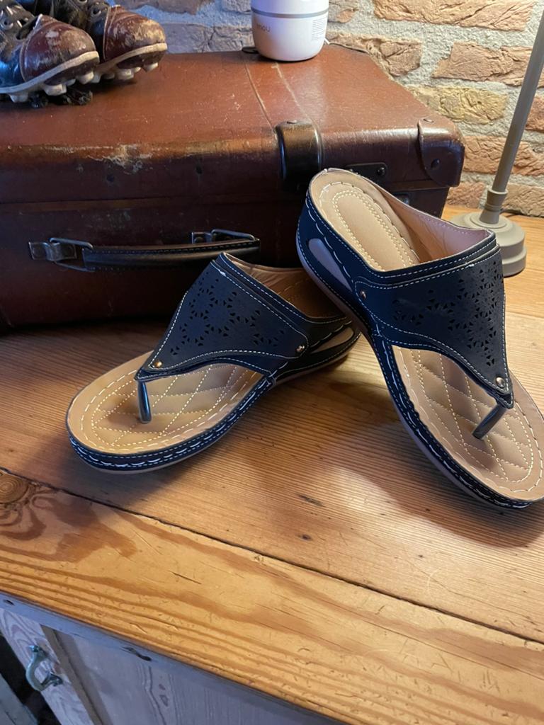 ZWARTE  slippers maat: 39 zgan, Ophalen of Verzenden, Zo goed als nieuw, Zwart, Sandalen of Muiltjes