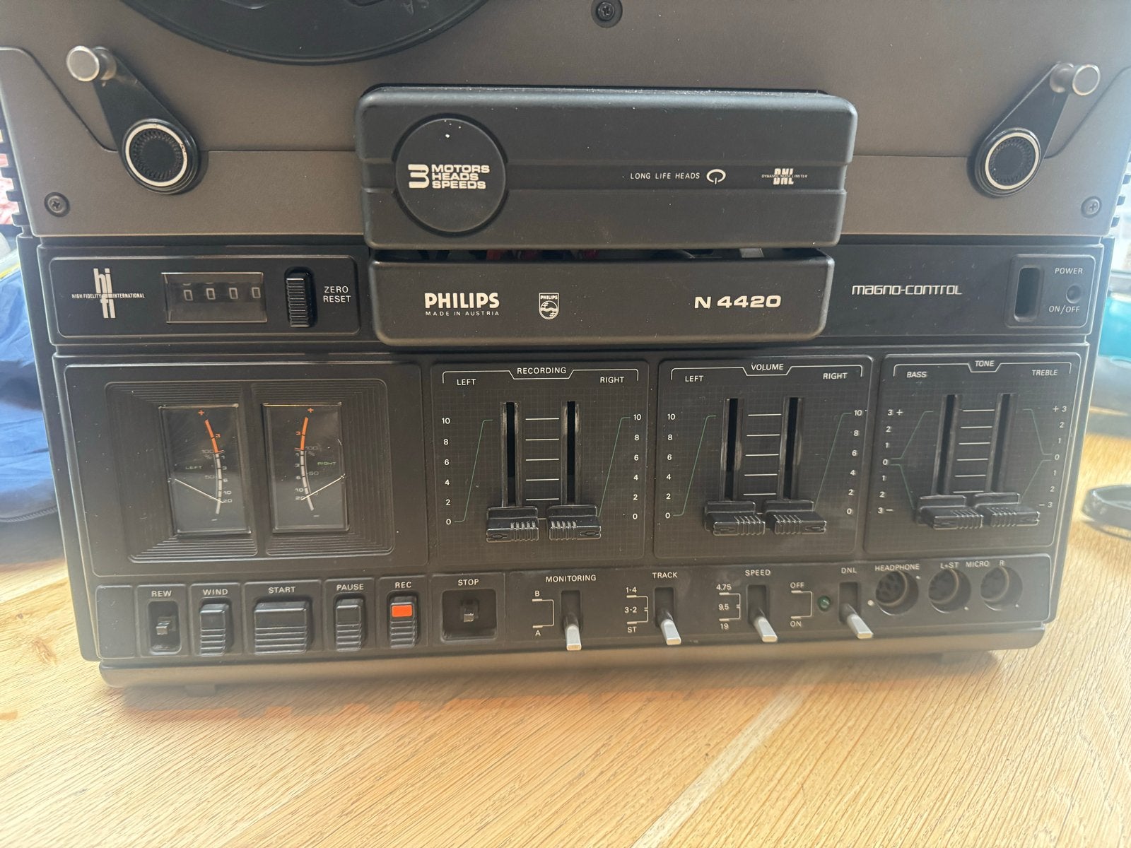 Philips N4420 Bandrecorder - Defect voor onderdelen/reparati, Ophalen of Verzenden, Defecte bandrecorder, Met stofkap