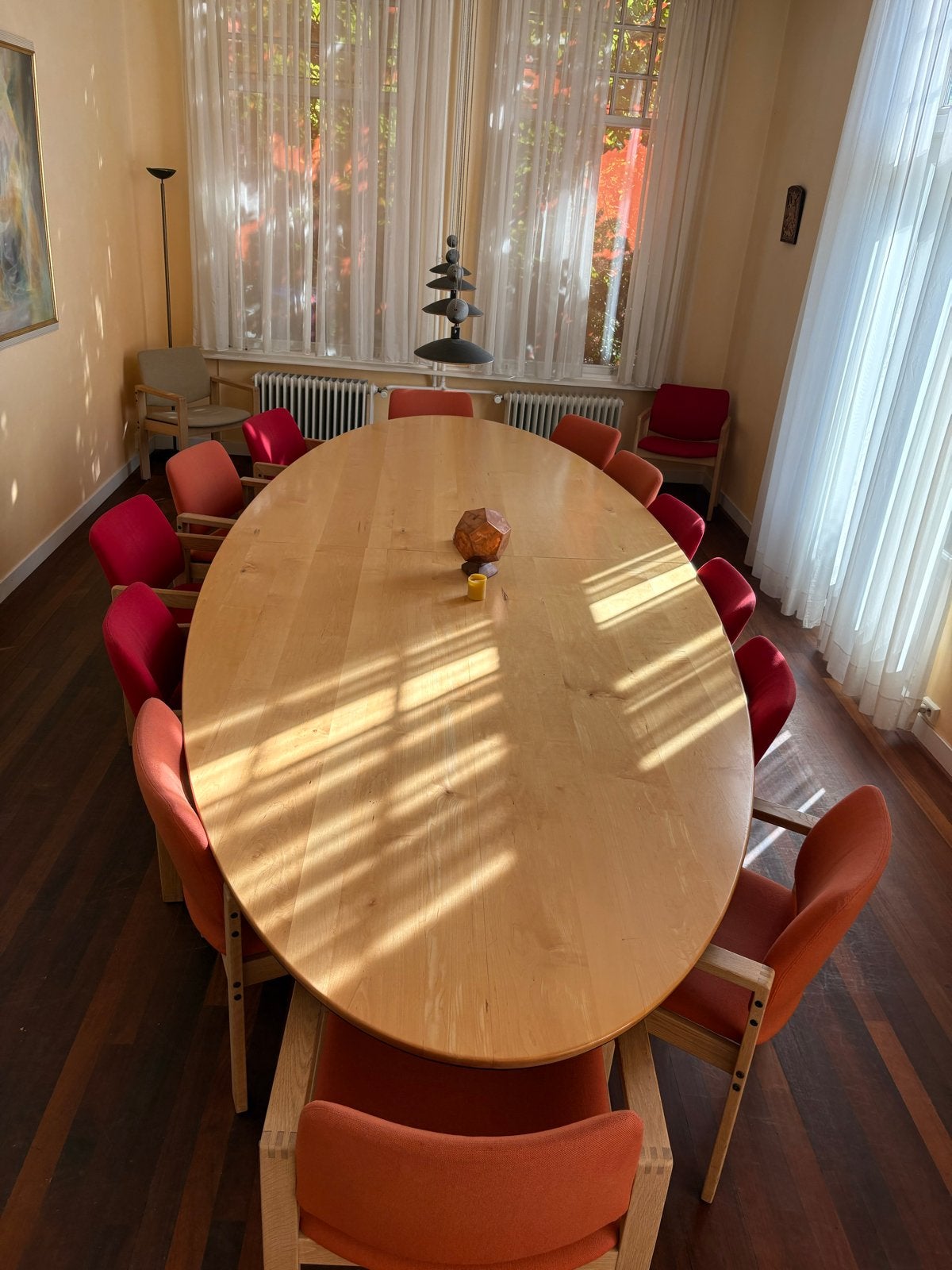 Grote ovale eettafel met 20 stoelen, Huis en Inrichting, Ophalen, Gebruikt, 100 tot 150 cm, 200 cm of meer