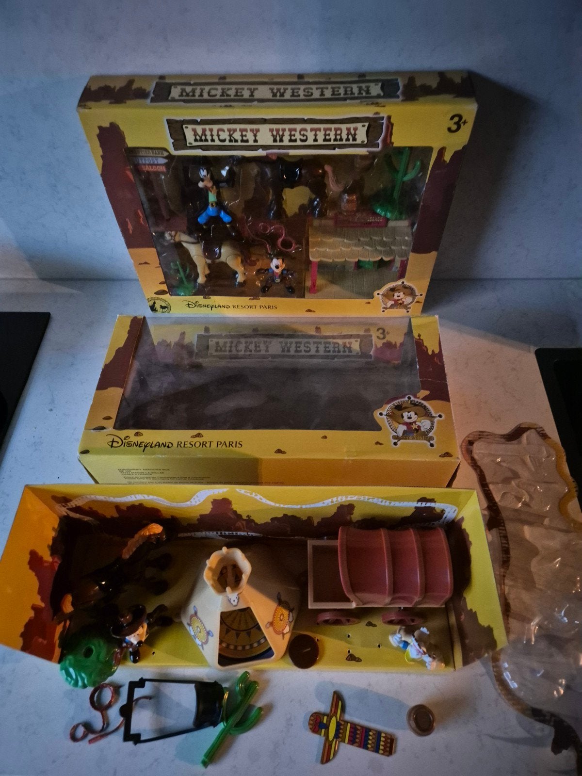 2x Mickey Mouse / Mickey Western - Disneyland, Verzamelen, Ophalen of Verzenden, Mickey Mouse, Zo goed als nieuw, Beeldje of Figuurtje