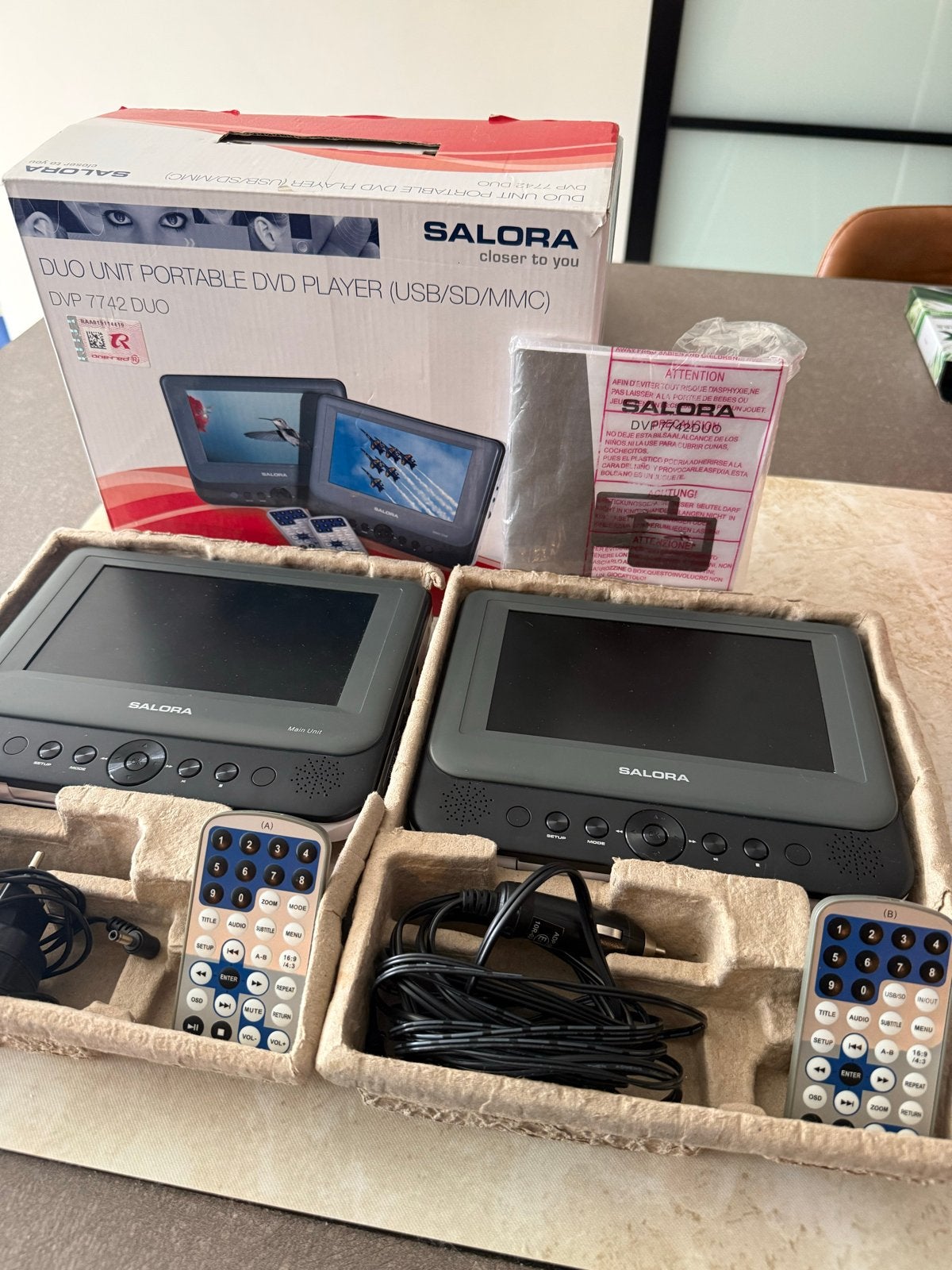 Salora Draagbare DVD Speler Duo - Auto & Onderweg, Audio, Tv en Foto, Dvd-spelers, Draagbaar, Ophalen of Verzenden, Zo goed als nieuw