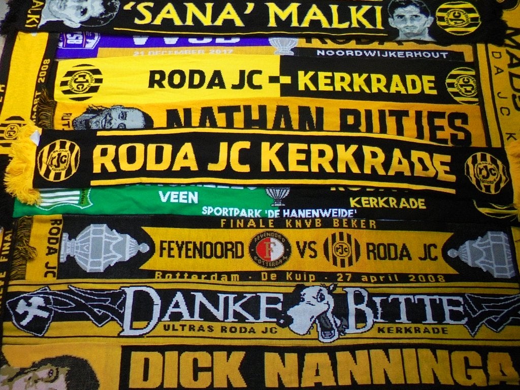 Te koop zeker 20 Roda Jc Fan sjaals / in goede staat !, Verzamelen, Sportartikelen en Voetbal, Ophalen, Zo goed als nieuw, Roda JC