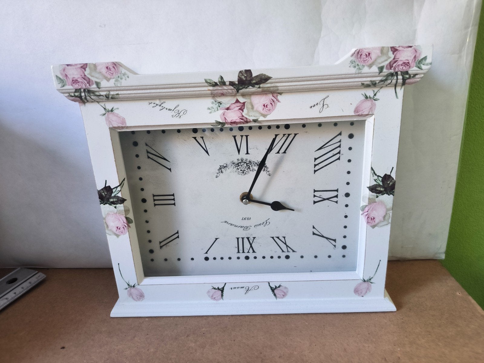 Decoratieve tafelklok met rozenmotief, Ophalen of Verzenden