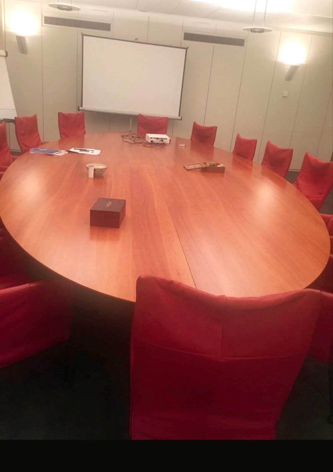 Grote ovale vergadertafel met zwarte ronde poten, Ophalen, Gebruikt