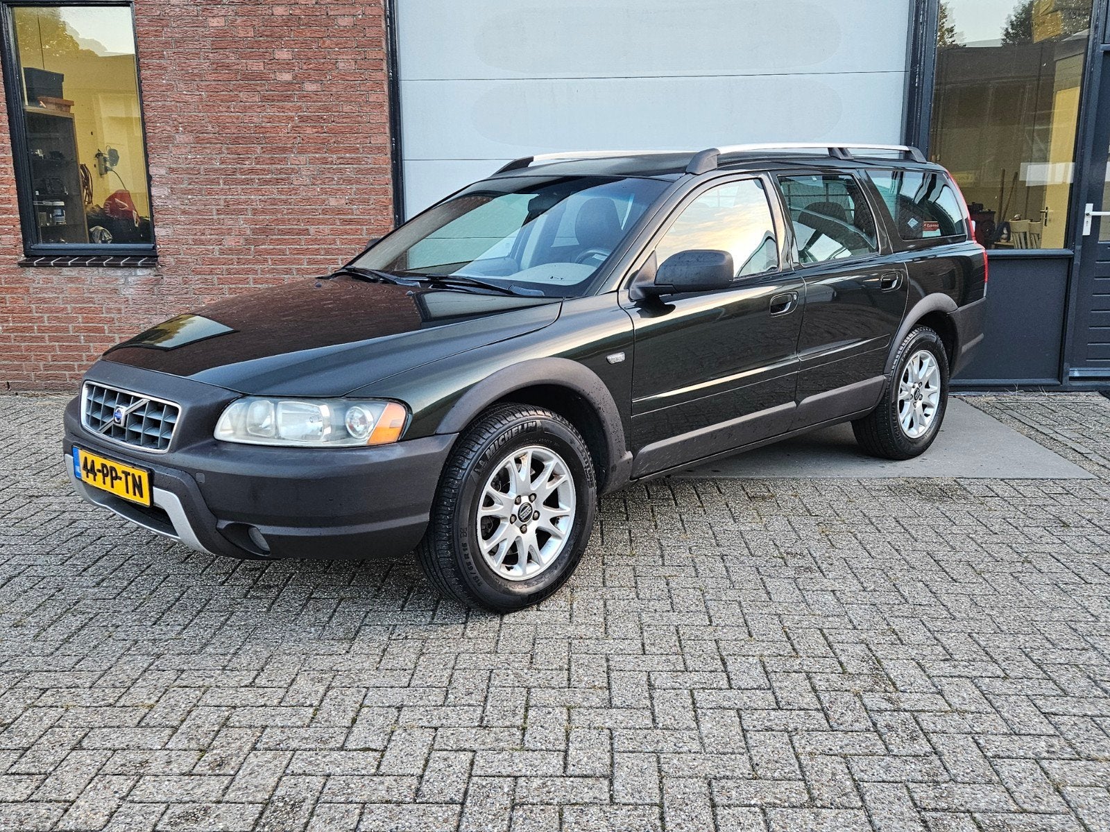 Volvo XC70 2.5 T FACELIFT 7 PERSOONS HANDBAK NETTE AUTO, Auto's, Volvo, Parkeersensor, XC70, 2521 cc, Handgeschakeld