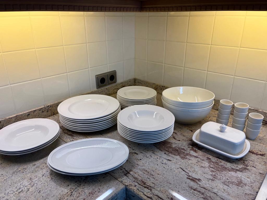 Servies Wedgwood Windsor van AH, Ophalen, Zo goed als nieuw, Bord(en), Wedgwood