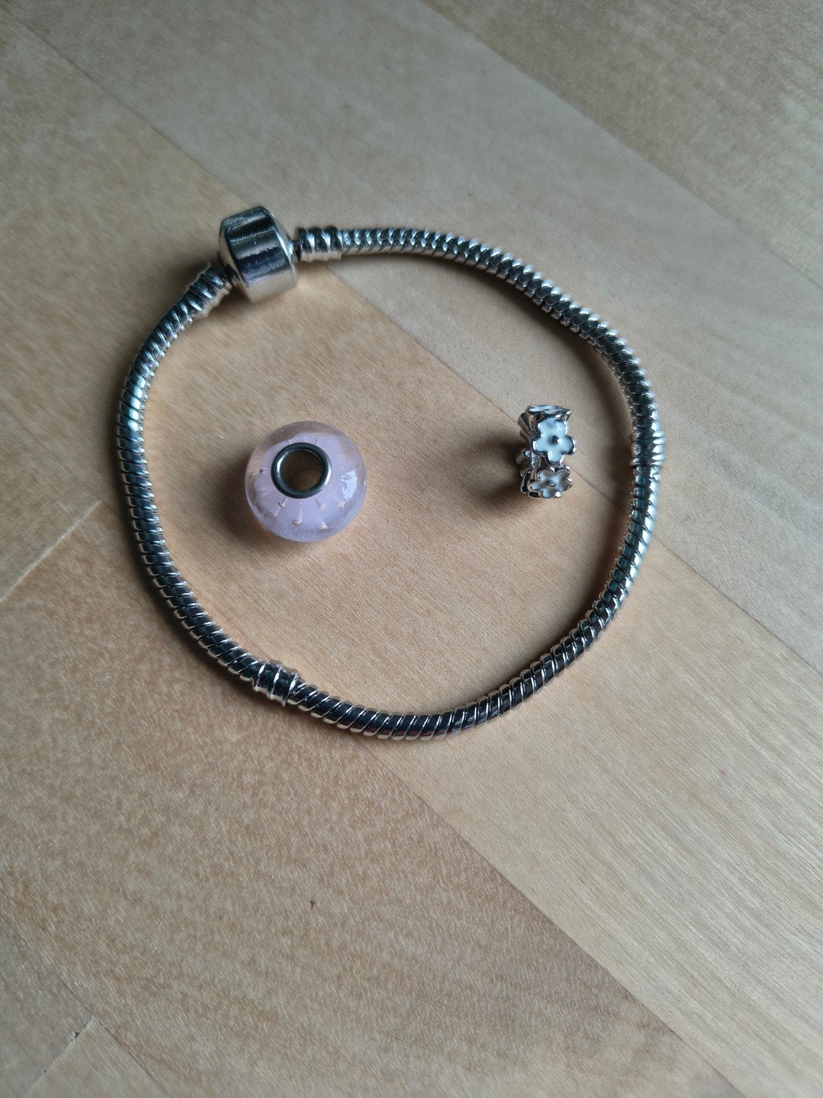 Armband met twee bedels Pandora look-a-like, Overige materialen, Ophalen of Verzenden, Zo goed als nieuw, Met bedels of kralen