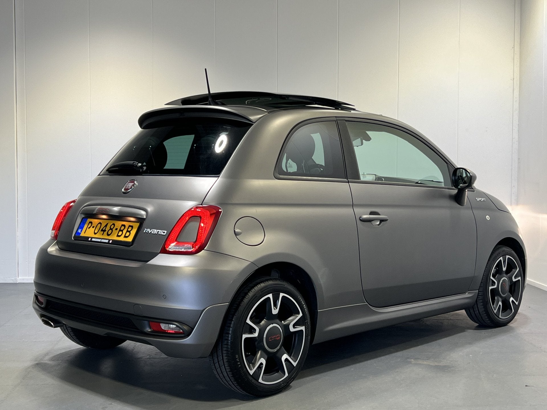 Fiat 500 1.0 Hybrid Sport | GRIGIO ASFALTO | Navigatie/Andro, Auto's, Stof, 4 stoelen, Origineel Nederlands, Bedrijf