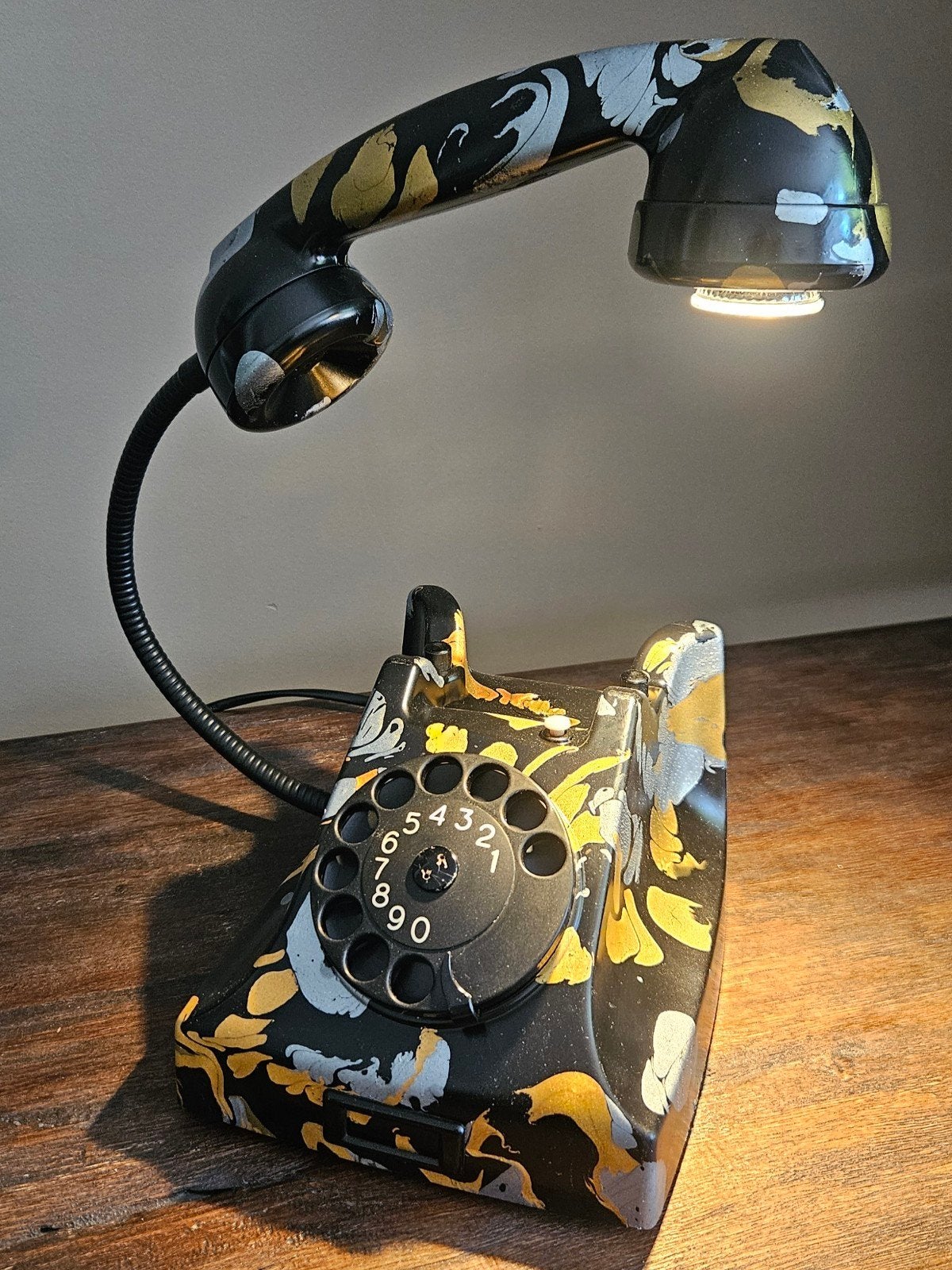 Prachtige tafellamp gemaakt van retro telefoon, Bureaulamp, Goud, GU10, Ophalen of Verzenden