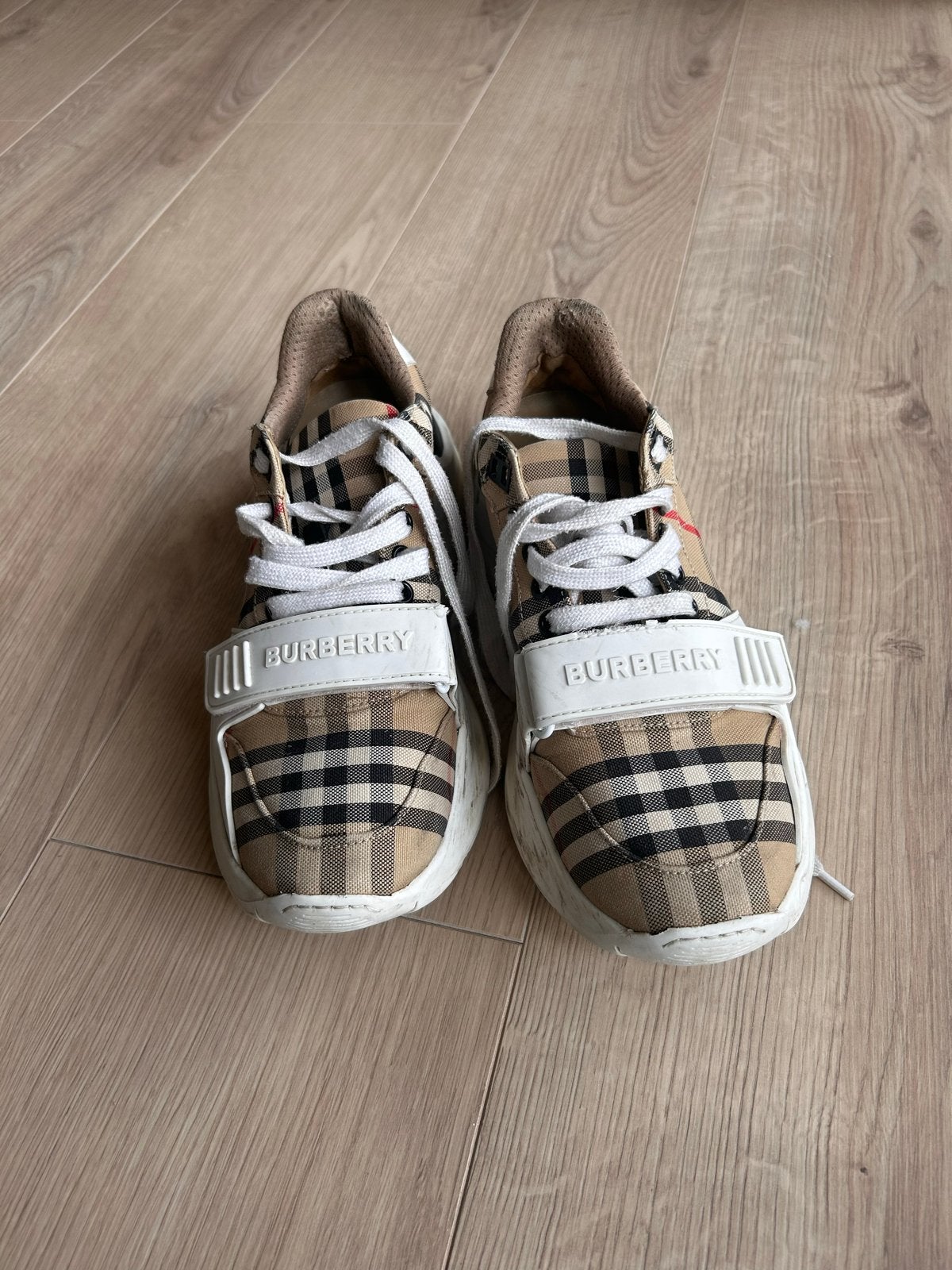 Burberry Sneakers Maat 39 - Klassiek Ruitpatroon, Ophalen of Verzenden, Gedragen, Beige, Sneakers of Gympen