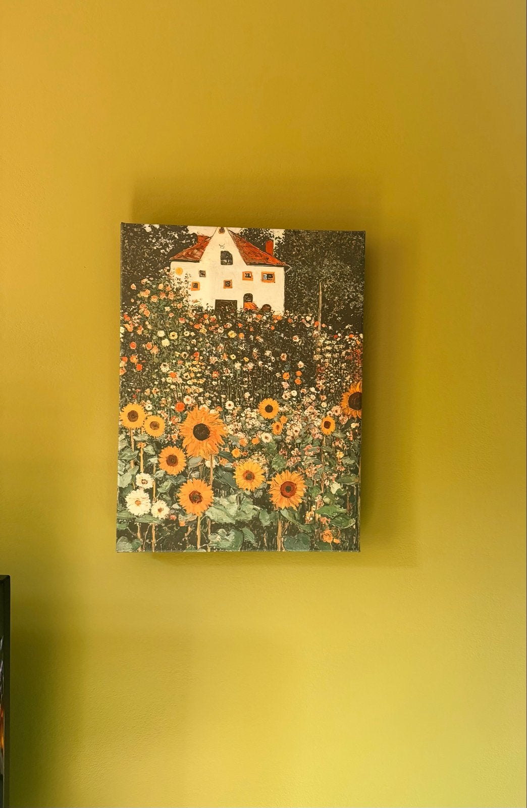 Nieuw! Schilderij op canvas - Huis in bloemenveld 30x40 cm, Ophalen of Verzenden, Textiel, Op houten frame, Landschap