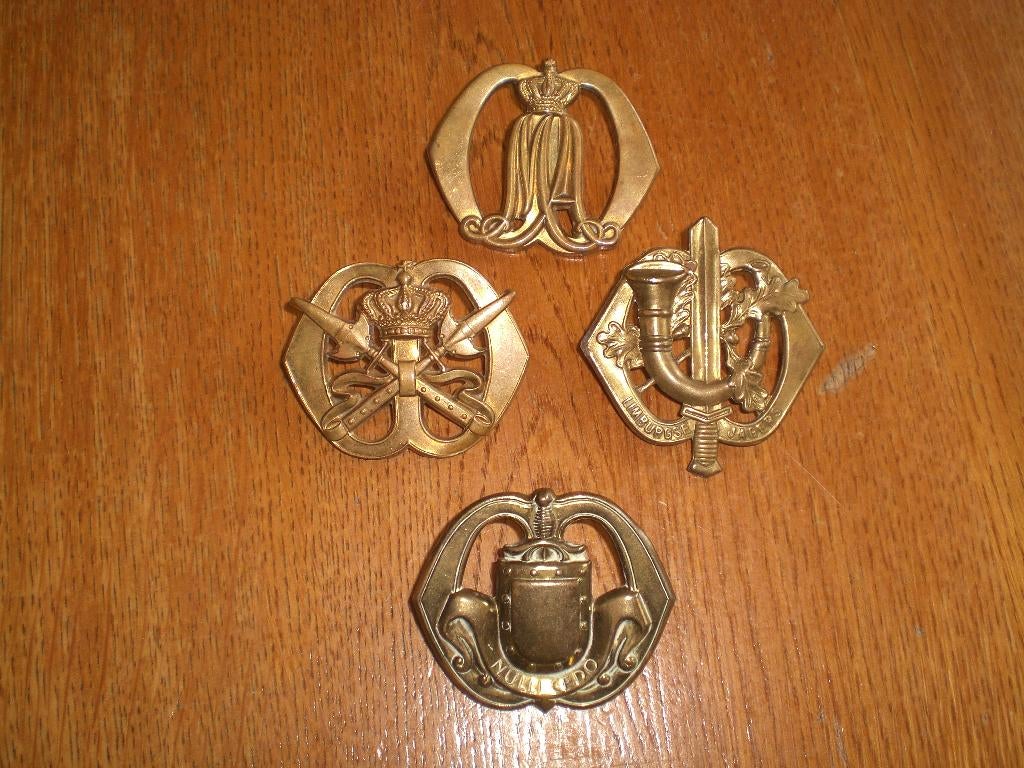 4 oude koperen baret  emblemen, Ophalen of Verzenden, Landmacht, Nederland, Embleem of Badge