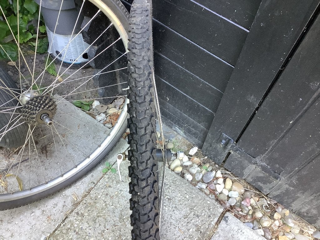 28 inch fiets banden 2 stuks zijn een maand oud met alu velg, Fietsen en Brommers, Ophalen