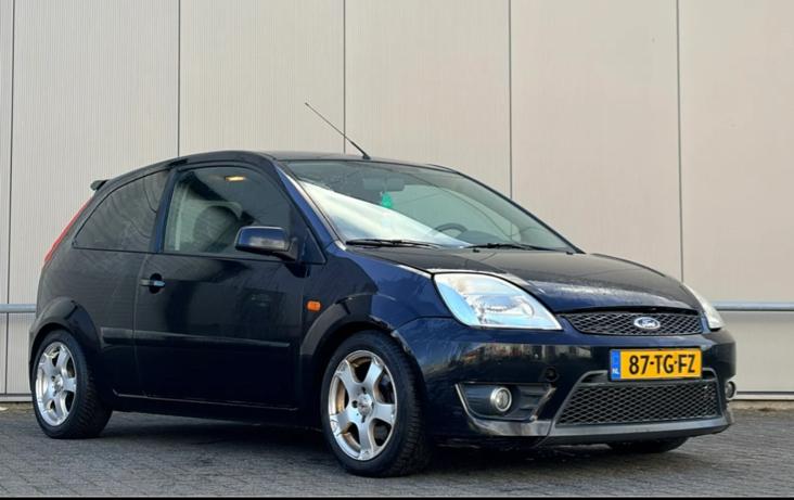Ford Fiesta SPORT - AIRCO = ULTIMATE EDISON HALF/LEER, Auto's, Ford, Voorwielaandrijving, 1596 cc, 15 km/l, 40 €/maand