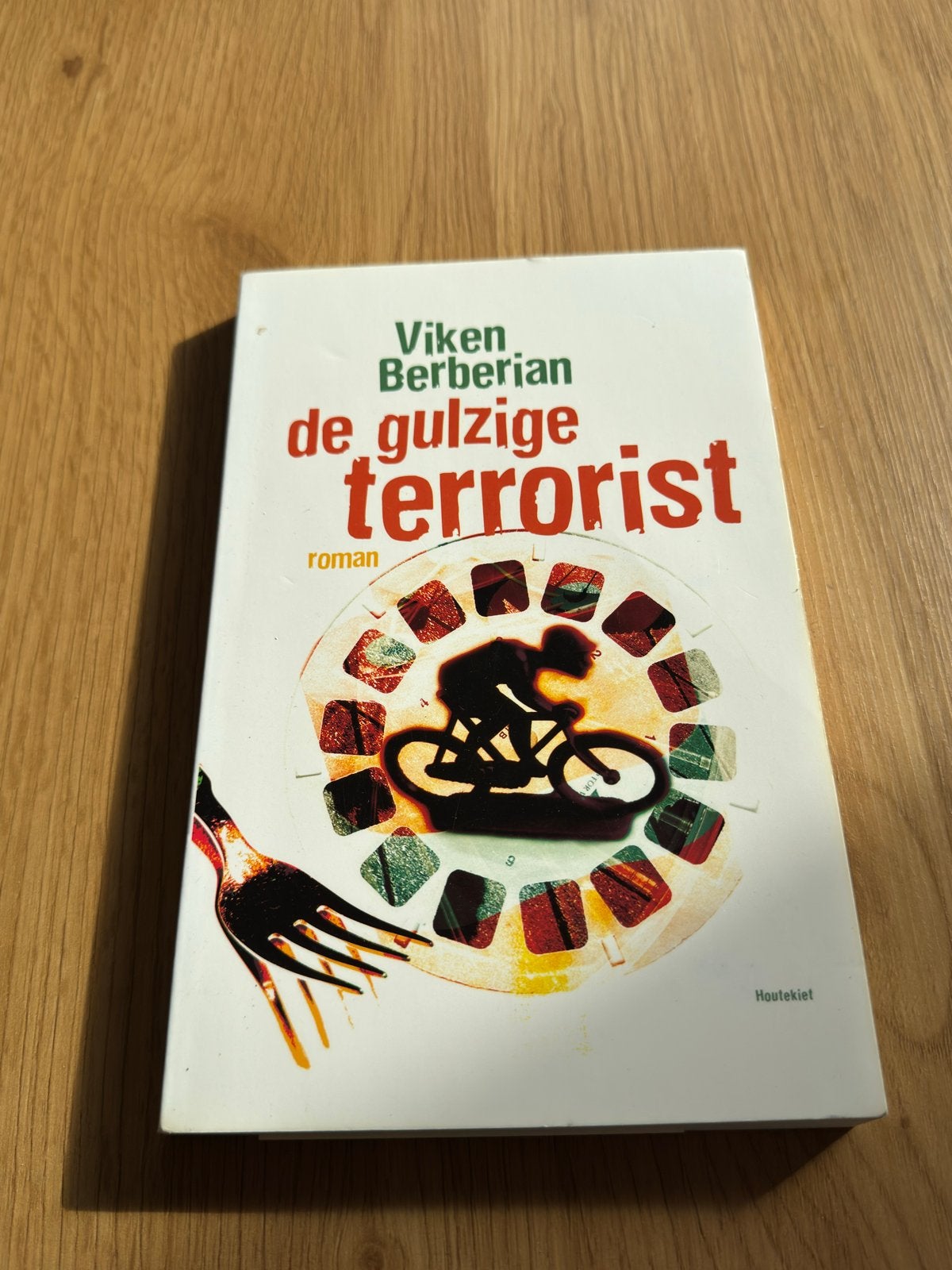 De Gulzige Terrorist - Viken Berberian (Roman), Boeken, Ophalen of Verzenden, Gelezen