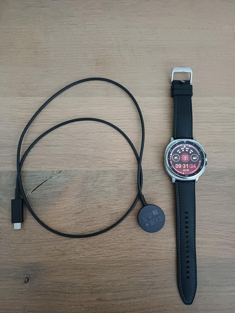 Smartwatch met oplader en diverse schermmogelijkheden, Ophalen, Gebruikt, Onbekend, Zwart