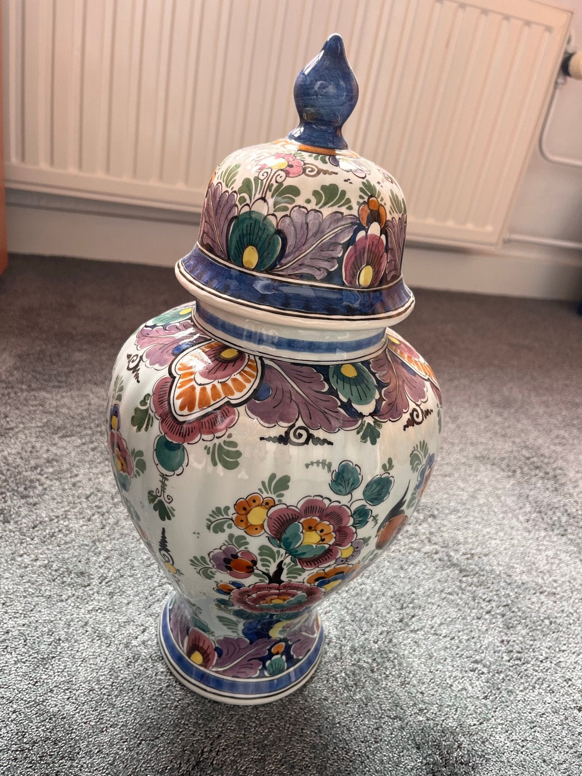 Decoratieve handgeschilderde Delft Polychrome vaas, Antiek en Kunst, Ophalen of Verzenden