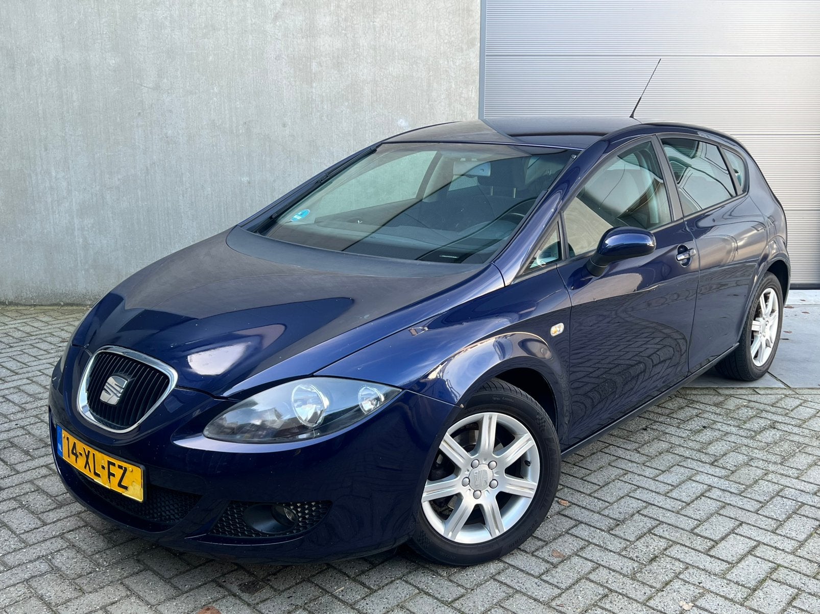 Goedrijdende Seat Leon 1.6 102PK Hatchback/NieuweAPK/Airco!, Stof, 4 cilinders, Grijs, Onderhoudsboekje