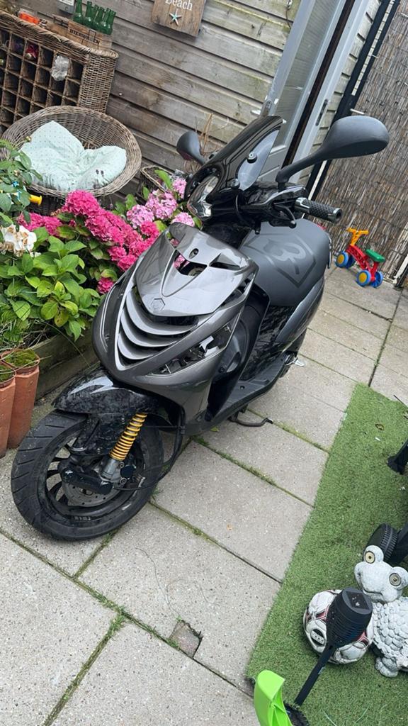 Zip opknappers gezocht met geldig kenteken, Fietsen en Brommers, Scooters | Vespa, Ophalen of Verzenden, Zo goed als nieuw, Tweetakt