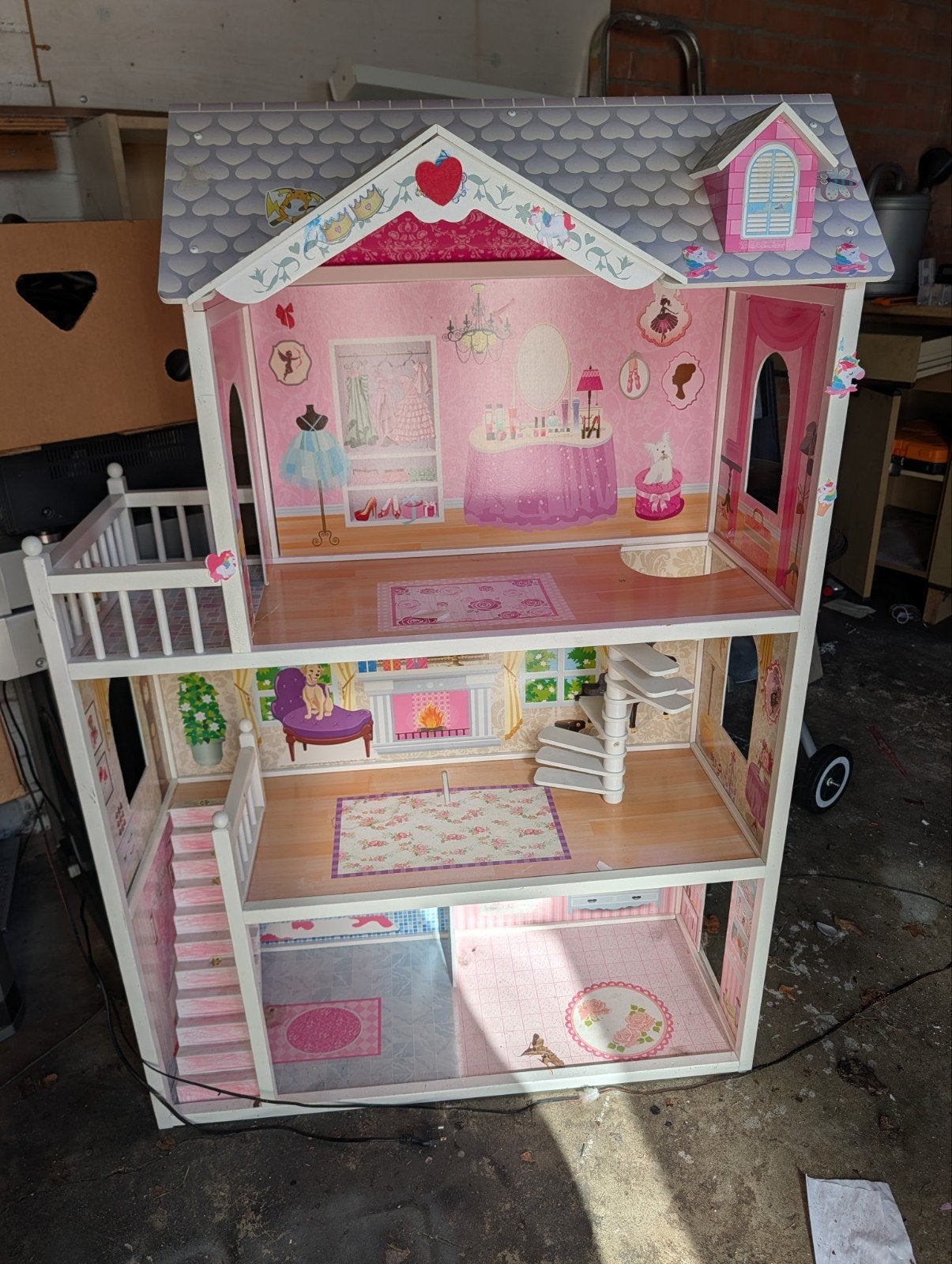 Groot en gedetailleerd poppenhuis