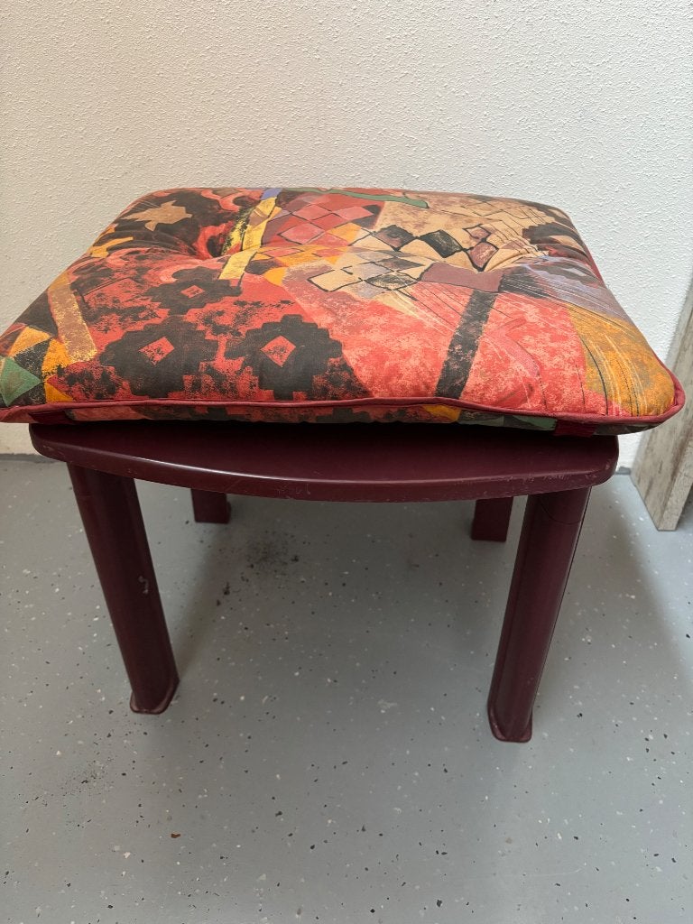 Vintage voetenkrukje met kussen, Ophalen, Gebruikt, Kunststof