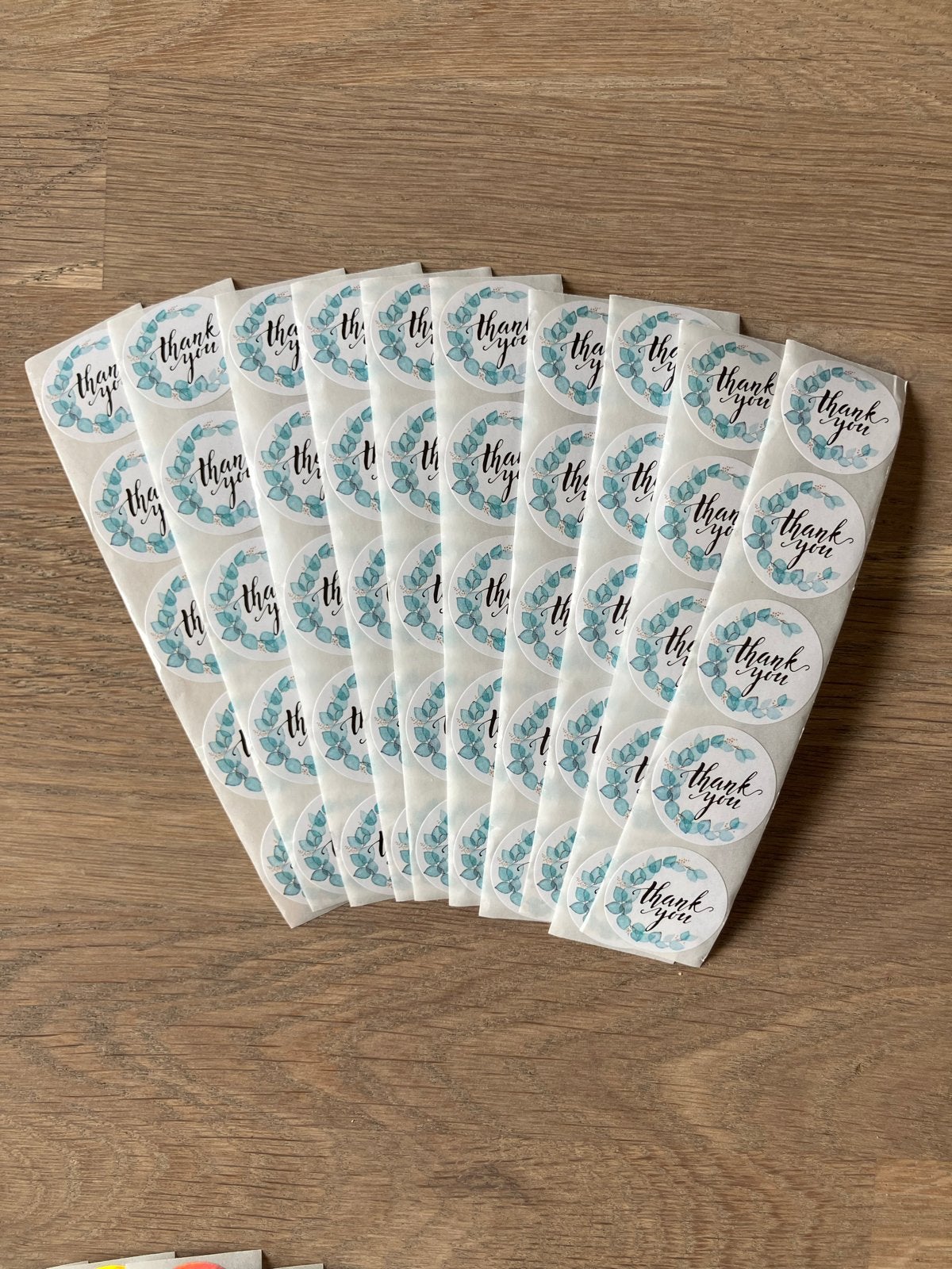 50 stuks 'Thank You' stickers 2,5 cm - Eucalyptus design, Hobby en Vrije tijd, Ophalen of Verzenden, Nieuw, Meerdere stickers