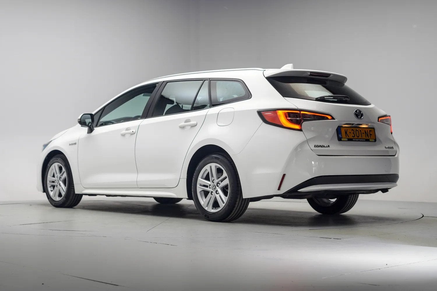 Toyota Corolla 1.8 Hybrid Business Aut. [ Adapt.cruise Camer, Automaat, Gebruikt, 750 kg, 4 cilinders