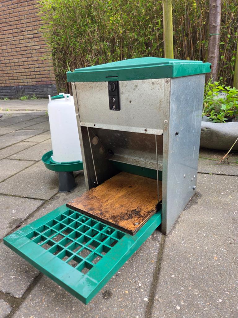 Trapbak voor krielkippen, Dieren en Toebehoren, Pluimvee | Toebehoren, Ophalen of Verzenden, Gebruikt, Drinken en Voederen