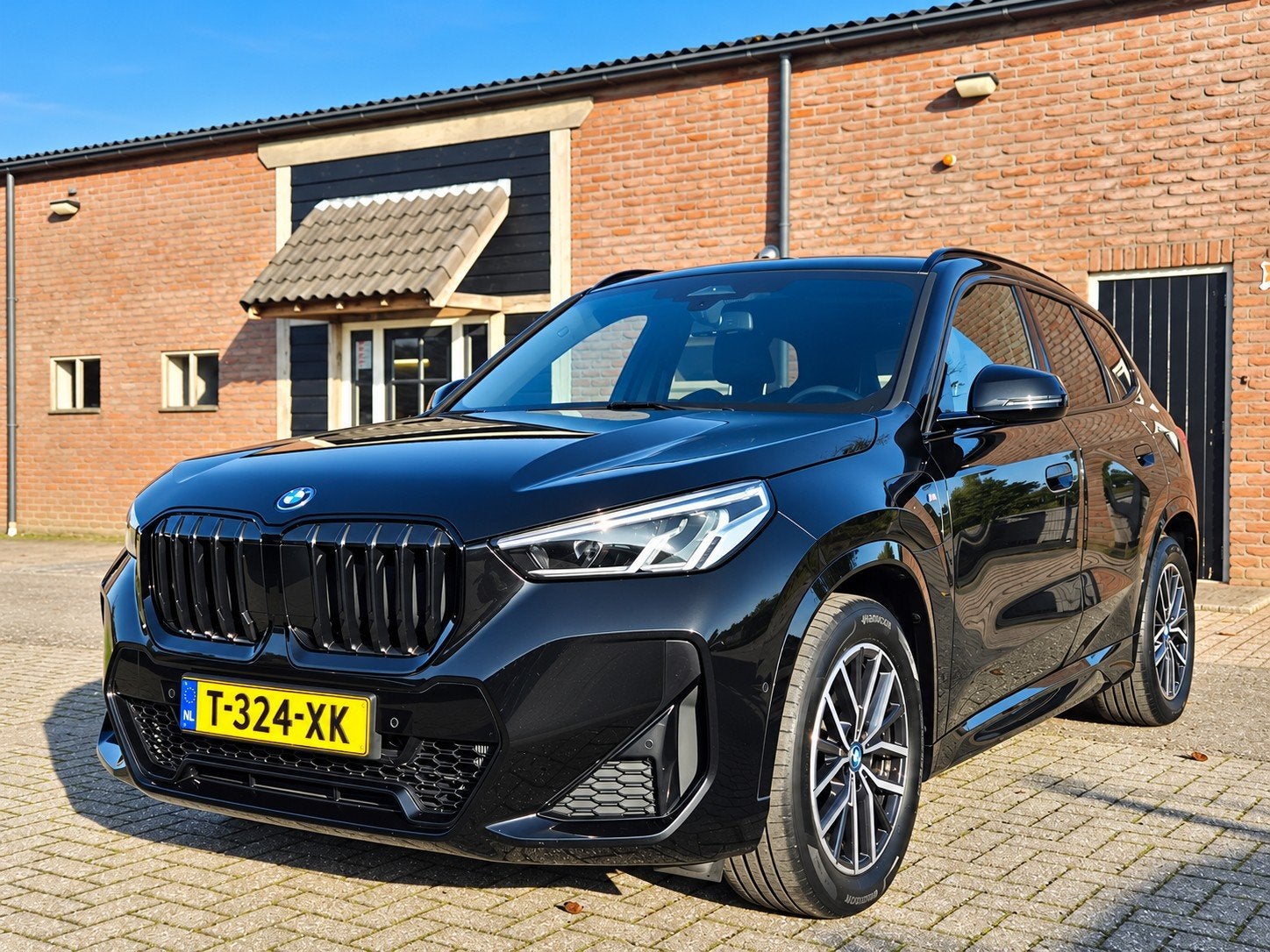 BMW X1 Xdrive25e M-Sport 245pk 2023 Zwart I Camera I SOH 95, Dealer onderhouden, Zwart, Parkeerassistent, Zwart