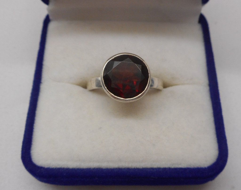 Zilveren ring met grote rode steen maat krap 17 nr.756, Verzenden, Dame, Zilver, Zilver