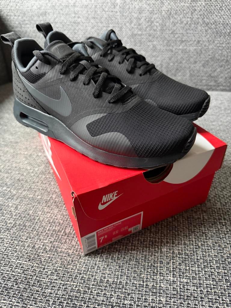 Nike Air Max Tavas - Zwart - Maat 40.5 - Nieuw in doos, Zwart, Nieuw, Ophalen of Verzenden, Sneakers of Gympen