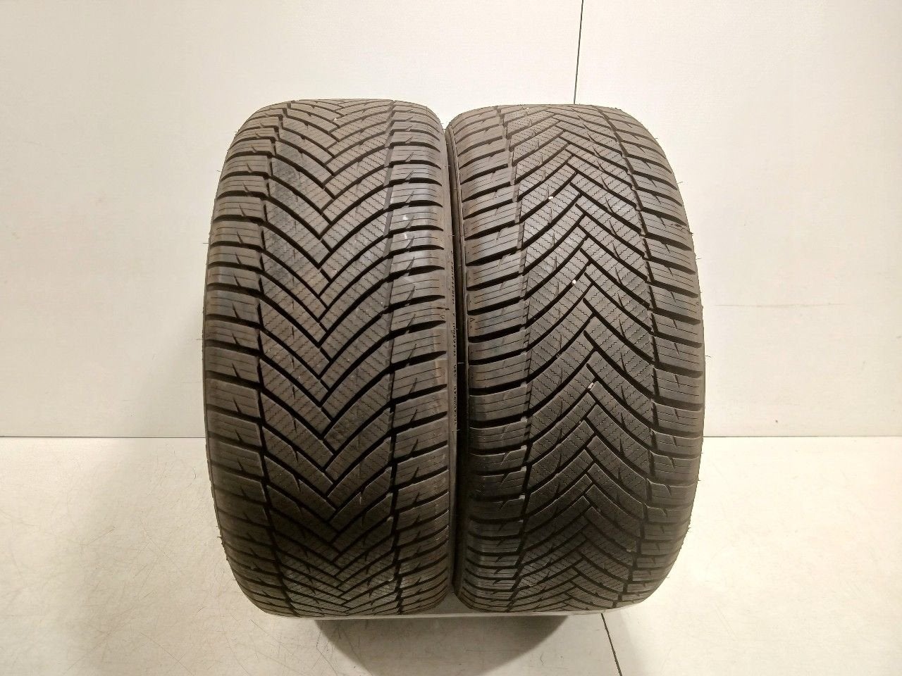 Bandenset 2 stuks 4-Seizoenen 215 40 R17, Onderdelen@venauto.nl, Van der Ven Autorecycling B.V., Ettenseweg 76, 4706 PB Roosendaal, The Netherlands