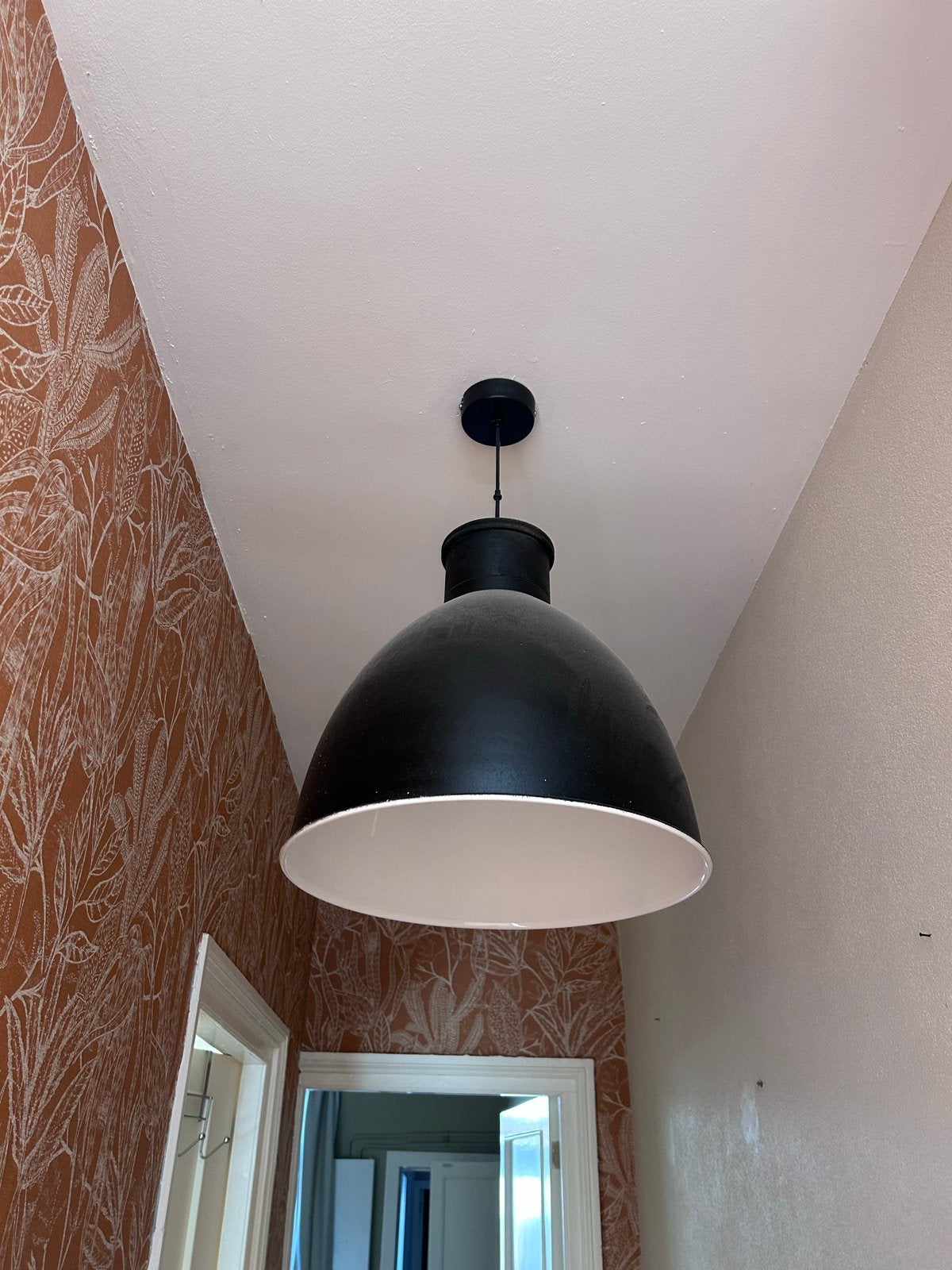 Industriele Zwarte hanglamp witte binnenkant - IKEA SKURUP?, Huis en Inrichting, Lampen | Hanglampen, Zo goed als nieuw, Metaal