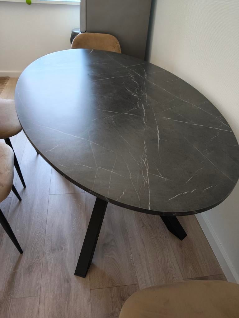 Ovale eettafel met marmerlook blad en metalen onderstel, Ophalen, Overige materialen, 50 tot 100 cm, Zo goed als nieuw