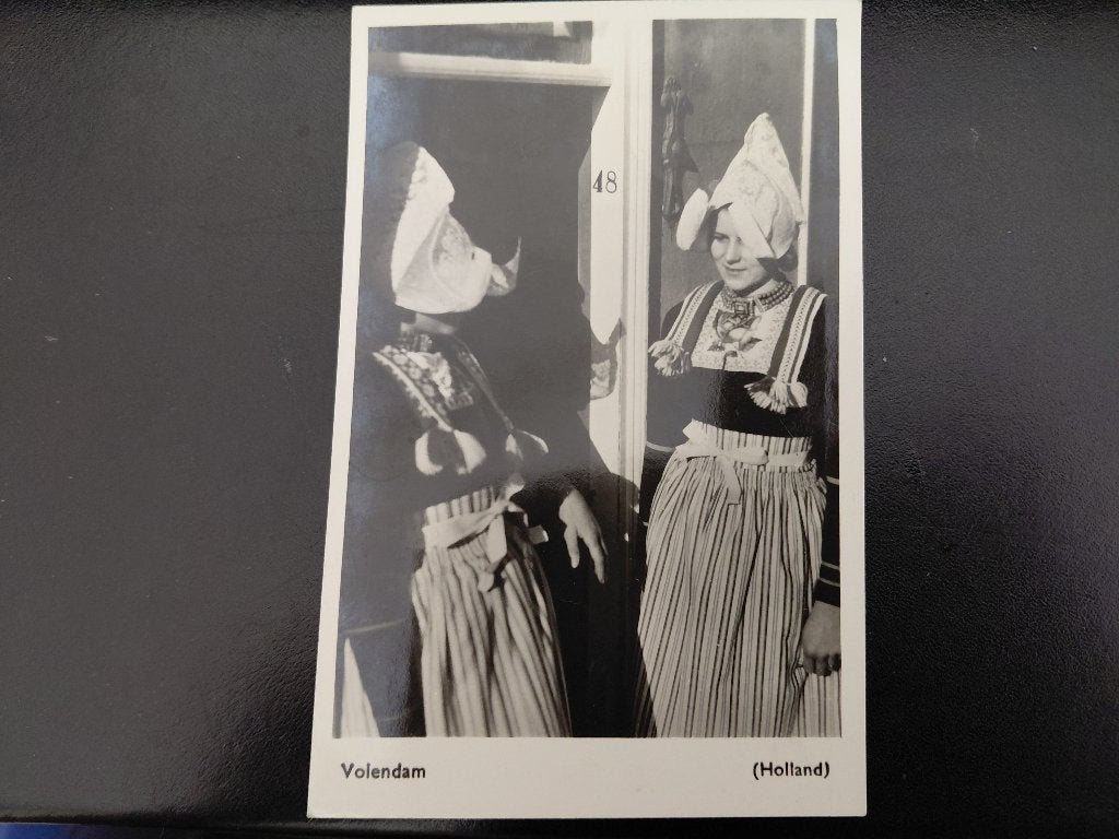 Volendam, dames in klederdracht, gelopen, 1954, fotokaart, Verzenden, 1940 tot 1960, Gelopen, Klederdracht