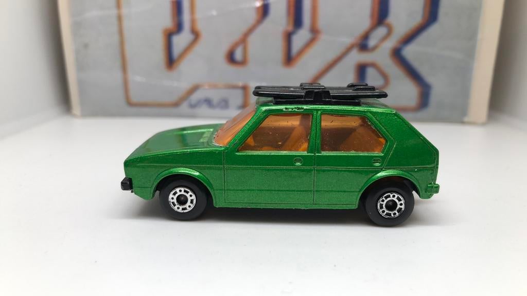 269 vw Volkswagen Golf mk1 met surfplanken Matchbox VAVB, Hobby en Vrije tijd, Modelauto's | Overige schalen, Ophalen of Verzenden