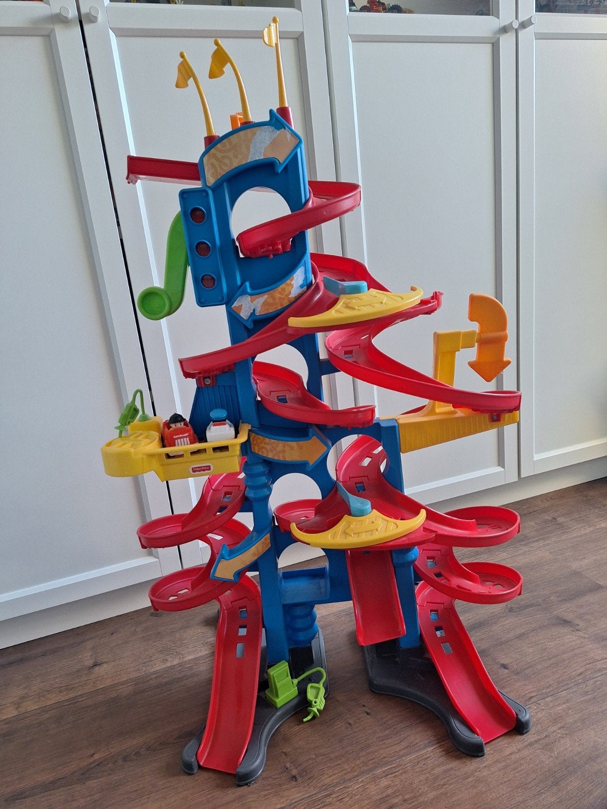 Grote Fisher-Price Little People Om de beurt-racebaan Toren, Kinderen en Baby's, Ophalen, Zo goed als nieuw, Speelset, Met geluid