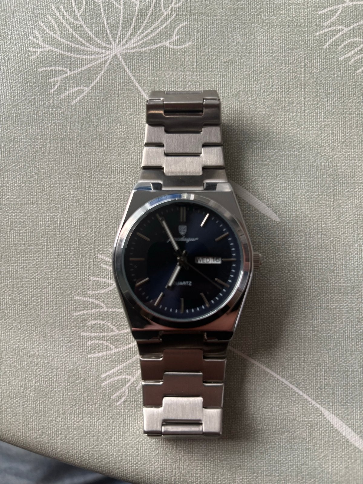Stijlvol Herenhorloge - Zilverkleurig met Donkere Wijzerplaa, Overige merken, Staal, Polshorloge, Ophalen of Verzenden