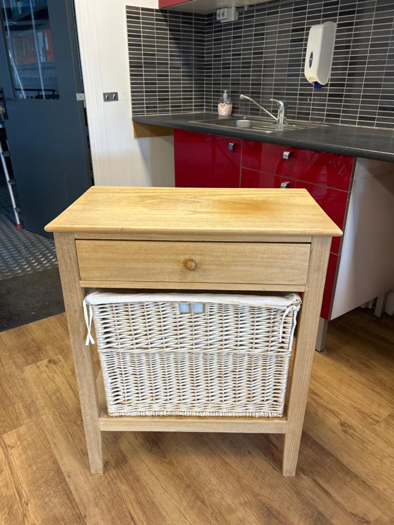 Houten kastje met rieten mand - 85x70x40 cm, Huis en Inrichting, Kasten | Overige, Ophalen, Zo goed als nieuw