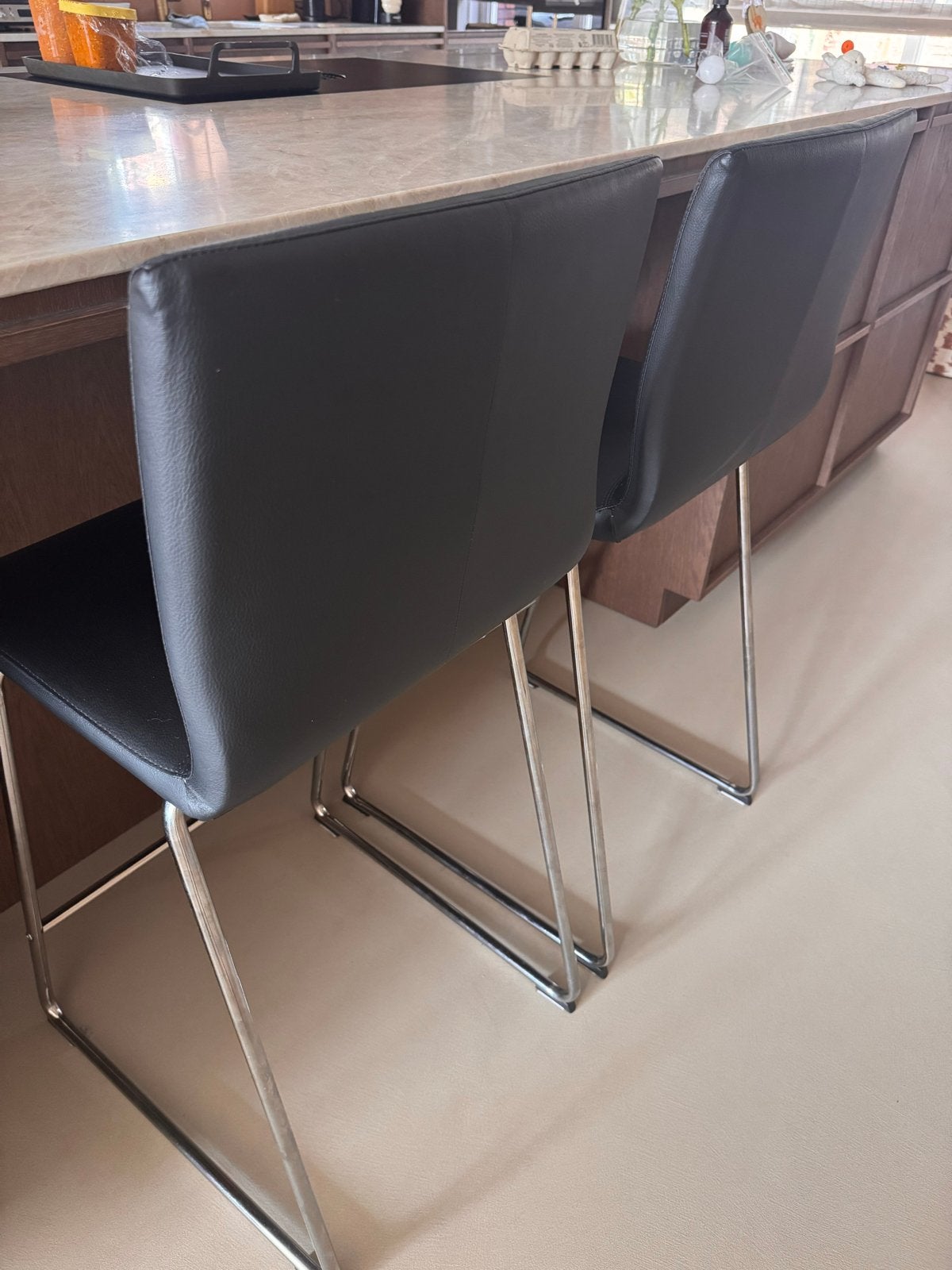 2 Zwarte vegan barkrukken met metalen onderstel, Ophalen, Gebruikt, 60 tot 90 cm, Leer