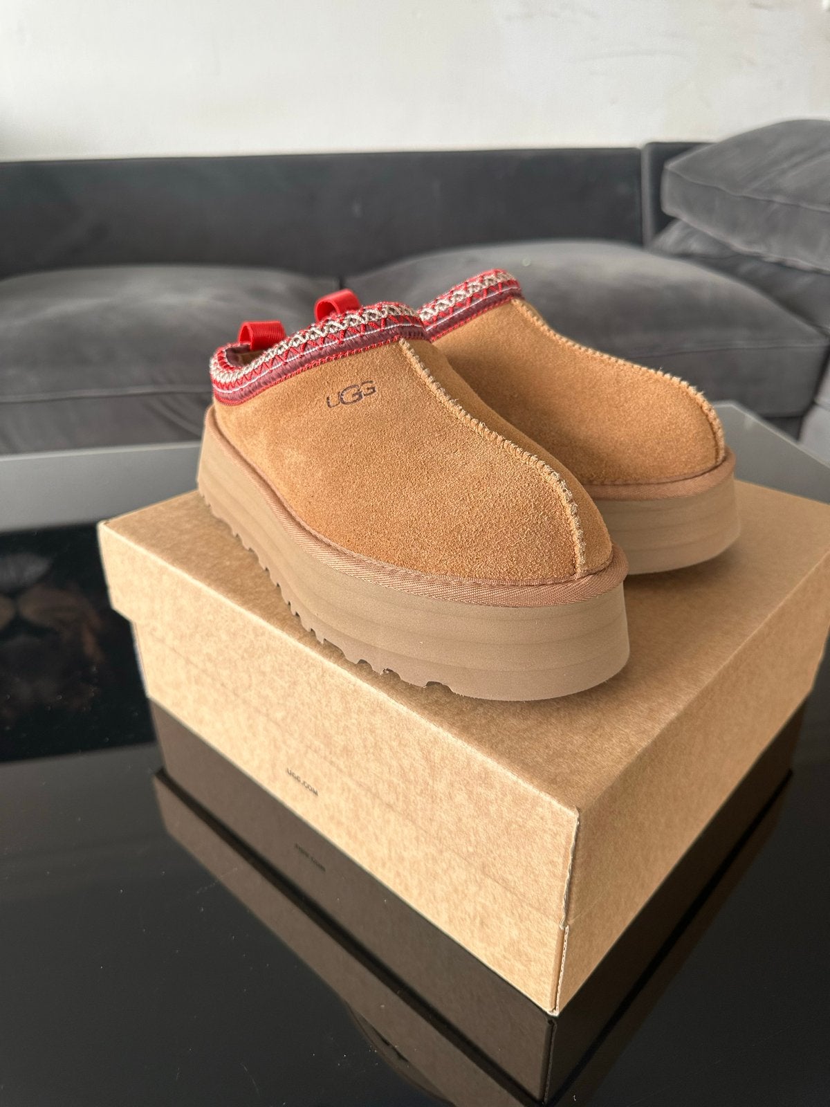 UGG TAZZMAN slides - Nieuw in doos - Maat 39 (valt als 38/39, Bruin, Nieuw, Ophalen of Verzenden, Pantoffels of Sloffen