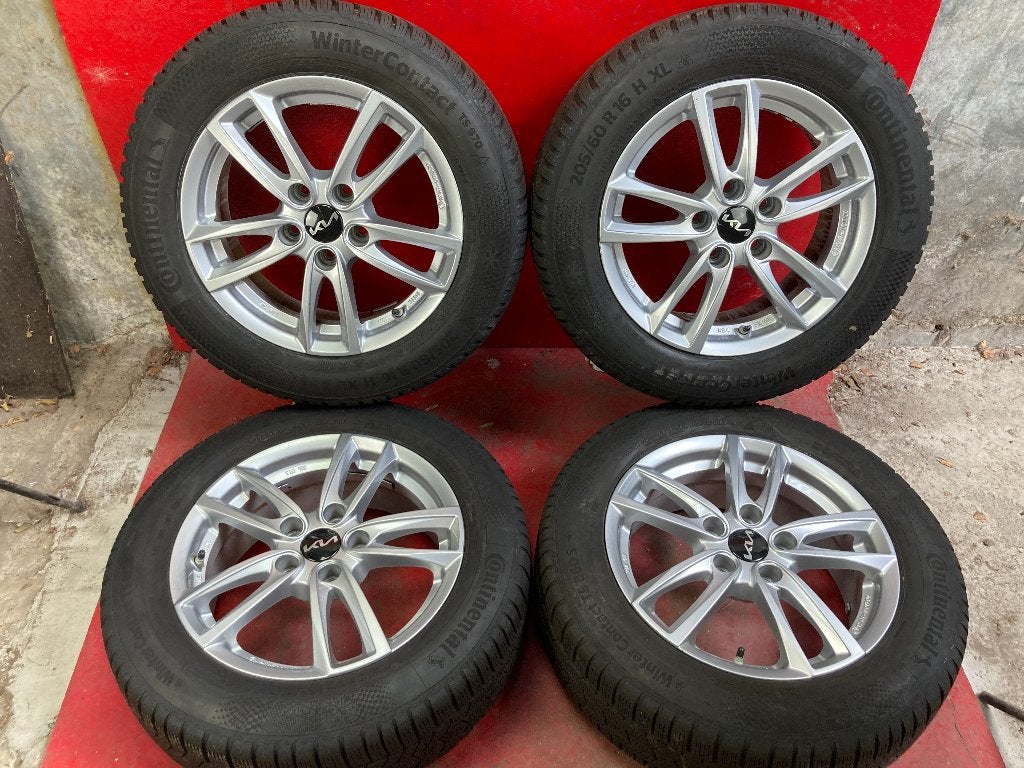 Winterbanden Kia Xceed 205/60R16 Continental, Auto-onderdelen, Gebruikt, 16 inch, ., Banden en Velgen