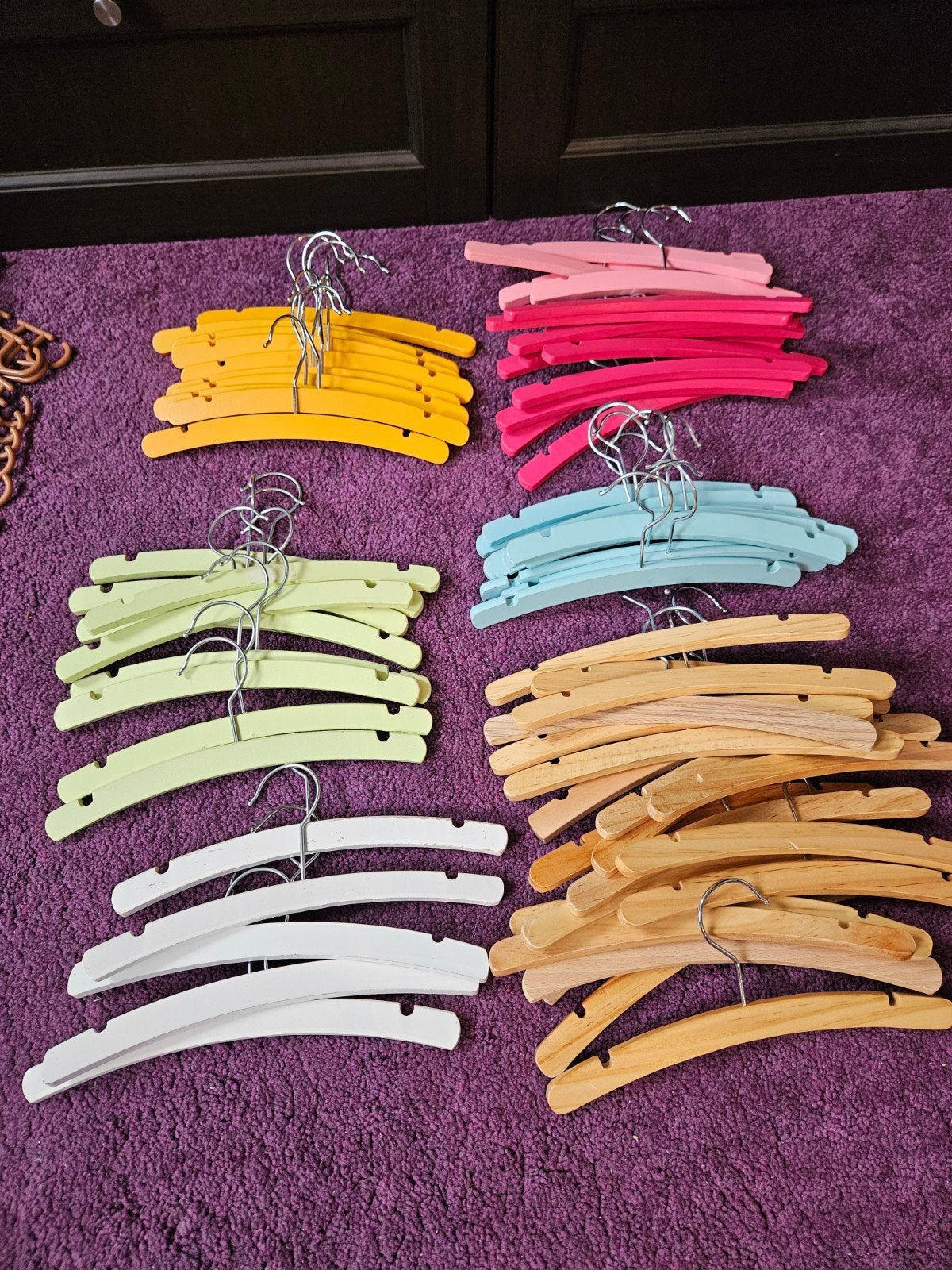 Grote partij houten kledinghangers in diverse kleuren, Ophalen of Verzenden, Nieuw, Jongetje of Meisje