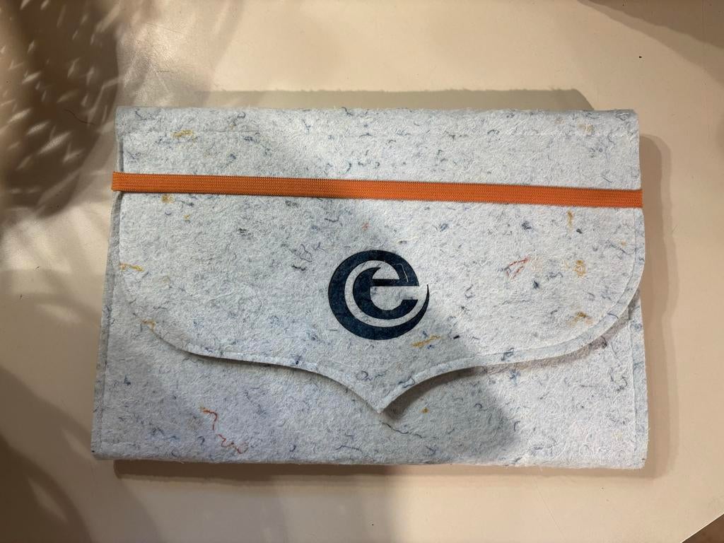 Efteling pinvaandel niwuw grijs / cognac, Verzamelen, Efteling, Ophalen of Verzenden, Nieuw, Gebruiksvoorwerp
