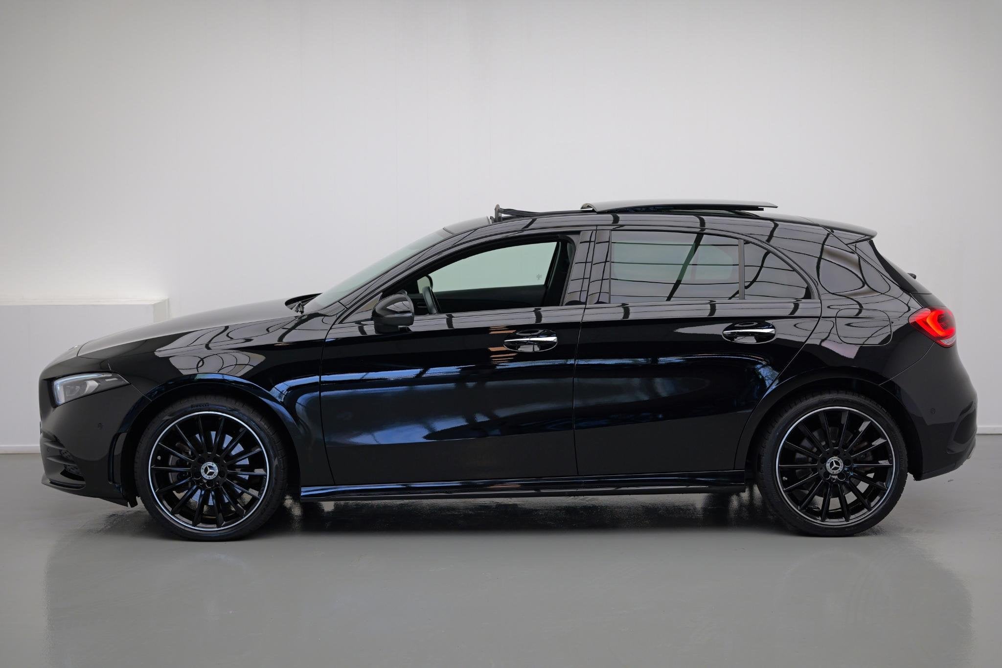 Mercedes-Benz A-klasse A250e AMG Line |Pano|Ambient|Camera|, Auto's, Mercedes-Benz, Gebruikt, 4 cilinders, 16 kWh, Leder en Stof