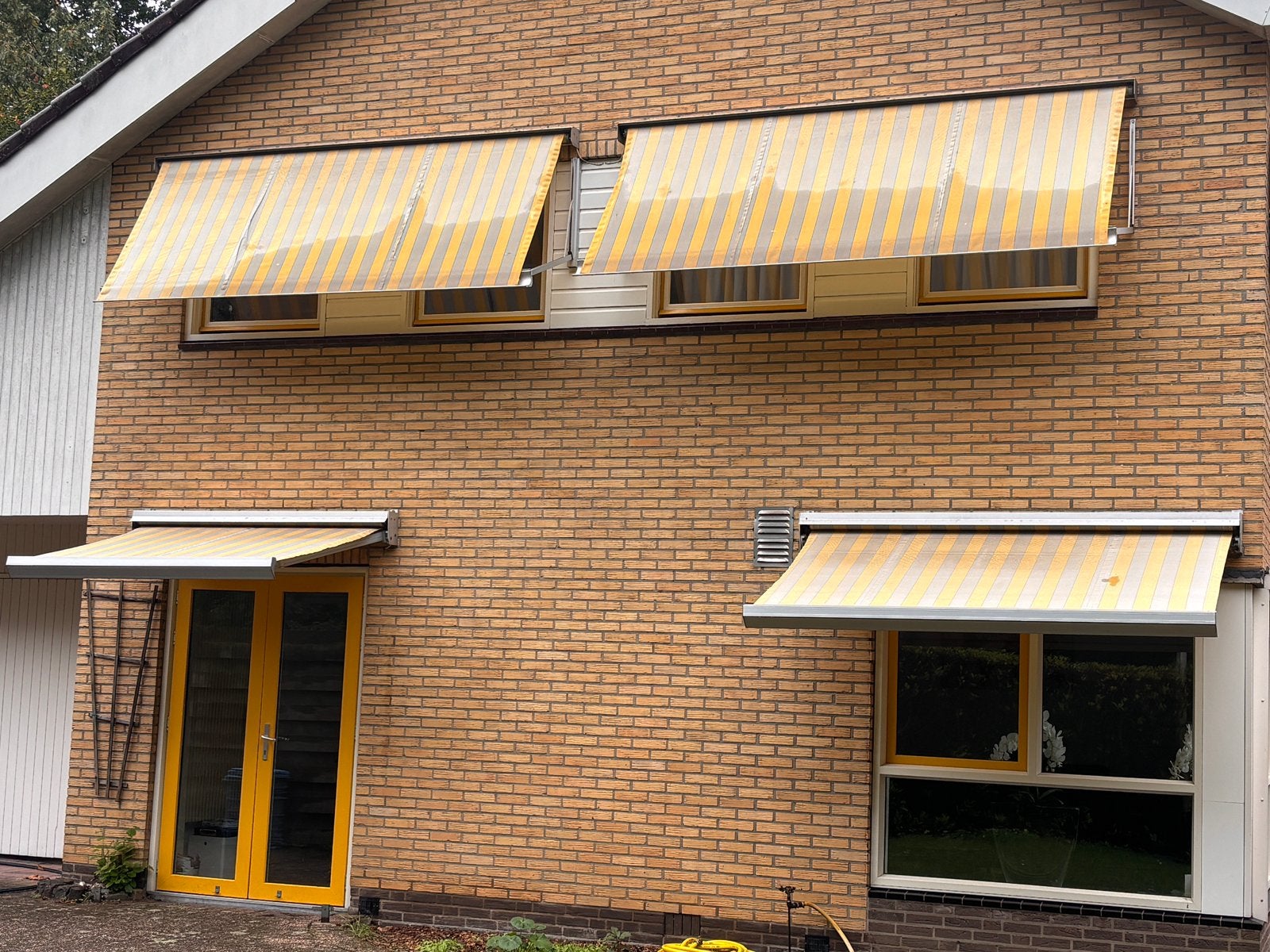 Zonneschermen (geel/grijs) en screens (geel), Ophalen, Gebruikt, Knikarmscherm, Elektrisch