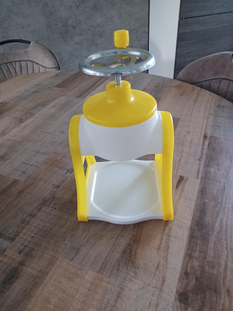 Handmatige IJscrusher - Geel/Wit, Overige materialen, Overige typen, Ophalen of Verzenden, Zo goed als nieuw