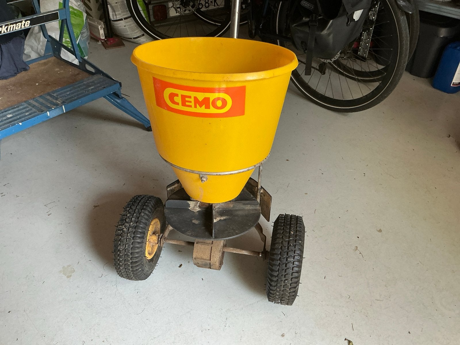 Cemo Strooiwagen - Handige Strooier voor Tuin/Gazon, Ophalen of Verzenden, Gebruikt